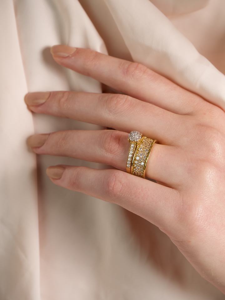 Solitário e aliança cravejada em ouro 18k
