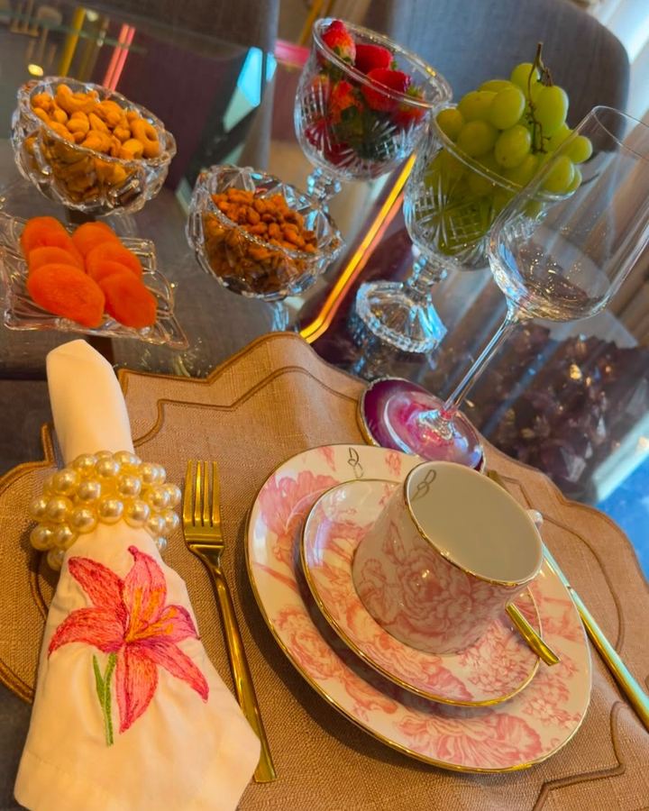 Porcelana com o monograma da Di Benetti e cristais com frutas secas
