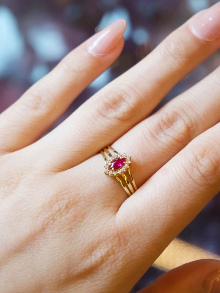 Anel de formatura em ouro 18k com rubi oval e diamantes