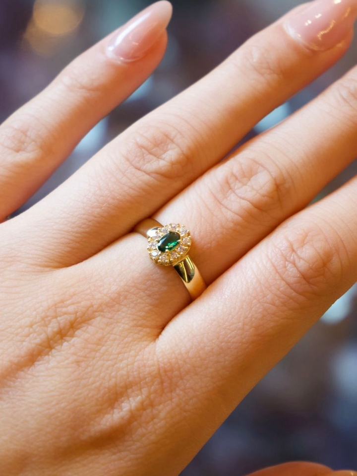 Anel de formatura em ouro 18k com esmeralda oval e diamantes