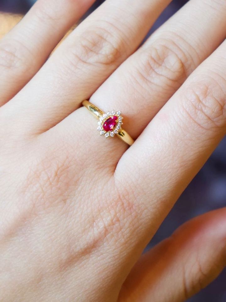 Anel de formatura em ouro 18k com rubi navete e diamantes