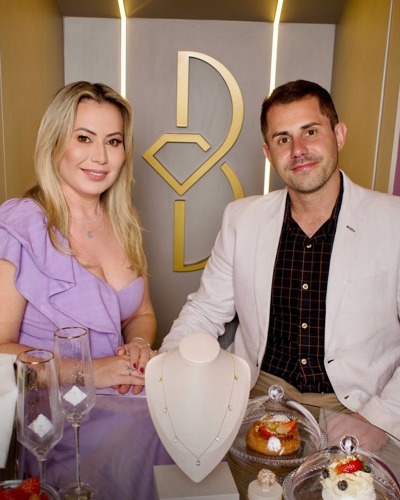 Elizandra e Diego Benetti, fundadores da Di Benetti, no showroom em Jurerê Internacional